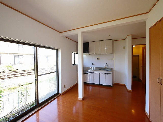 メゾン上杉の居間・リビング|ゆったり過ごせる居間です