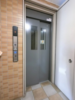 【その他共用部分】 | ドメイン新子安 | お買い物時やベビーカーの出し入れに便利なエレベーター付です。