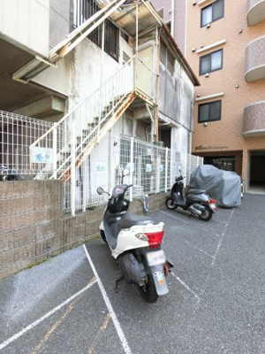【その他共用部分】 | ドメイン新子安 | バイク置場です。