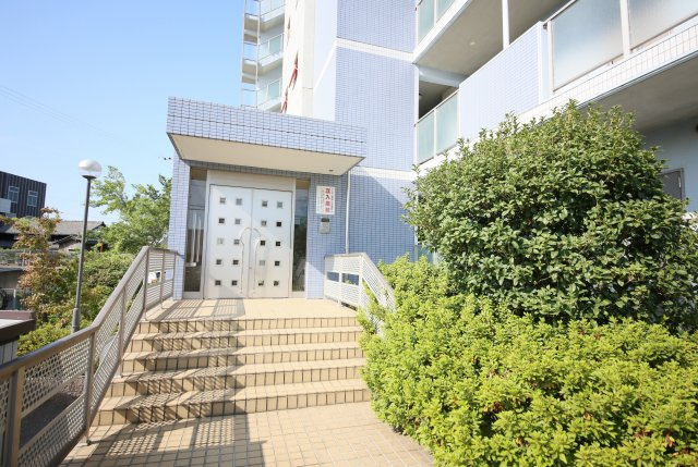 BlueWing鯉江本町のエントランス