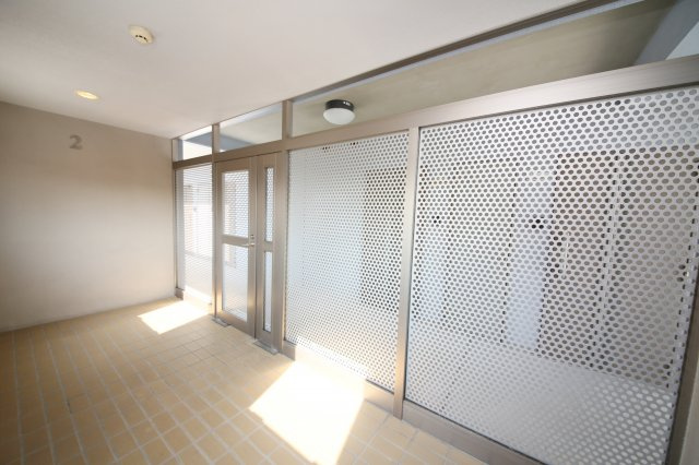 BlueWing鯉江本町のロビー|エントランス内部　二重ロックになっています