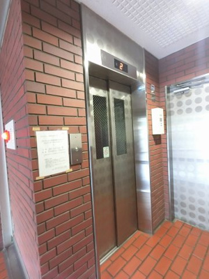 【その他共用部分】 | ライオンズマンション吉野町第３ | お買い物時やベビーカーの出し入れに便利なエレベーター付です。