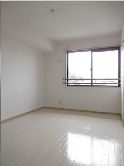 ガーデニアⅡの居間・リビング|こちらのリビングで趣味の時間をお楽しみください