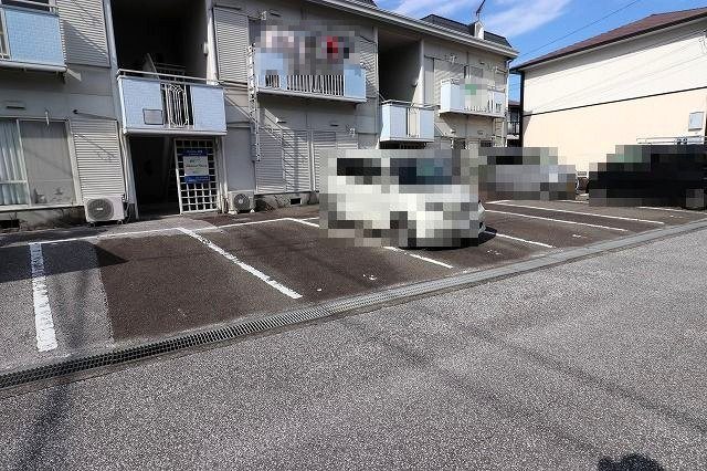 アビタシオン高見Ⅰの駐車場|駐車場があるので、車を買う予定の方も安心です