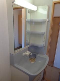【洗面所】 | リファルジェント泉　Ｂ | コンパクトで使いやすい洗面所