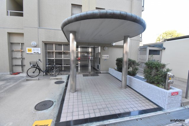 KM江坂　仲介手数料無料のエントランス