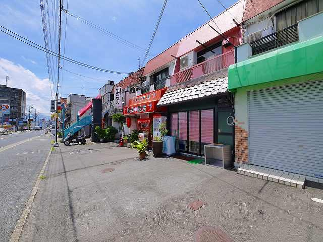 坂井店舗付住宅のエントランス
