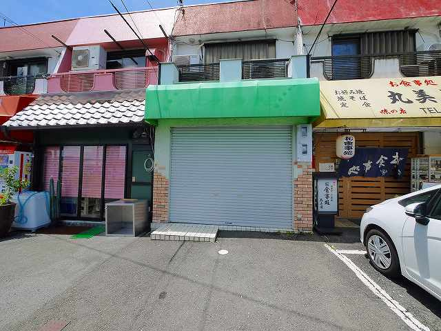 坂井店舗付住宅の駐車場