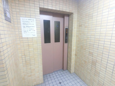 【その他共用部分】 | ライオンズマンション磯子山王台 | お買い物時やベビーカーの出し入れに便利なエレベーター付です。