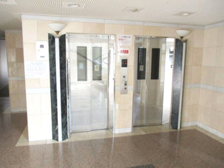 【エントランス】 | エレベーターは２基あり、混雑なく利用できます。