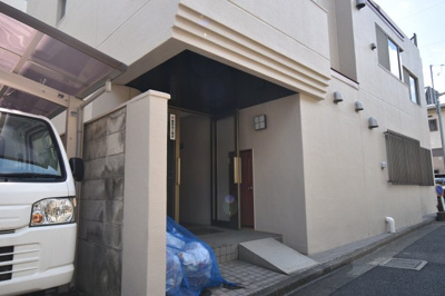 【エントランス】 | アルファー調布 | 管理の行き届いたエントランス。新耐震物件です。