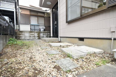 【駐車場】 | 武蔵村山市本町5丁目　中古戸建 | 玄関横の駐車スペースは買い物帰りで荷物が多くても楽ですね。車庫入れもしやすいです。