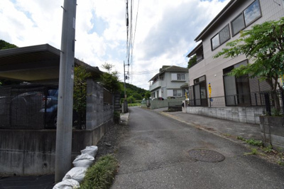 【前面道路含む現地写真】 | 武蔵村山市本町5丁目　中古戸建 | 前面道路は閑静な住宅地の通りとなるため、車通りは多くありません。 安心して車庫入れ可能。