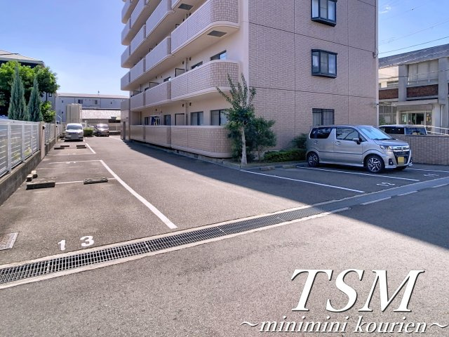 マンショングランメールの駐車場