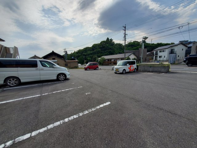 ブルーローズガーデン　A棟の駐車場