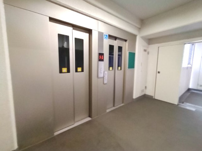【その他共用部分】 | 関目北すみれハイツ2号棟 | エレベーター二基で、混雑する時間も安心です。