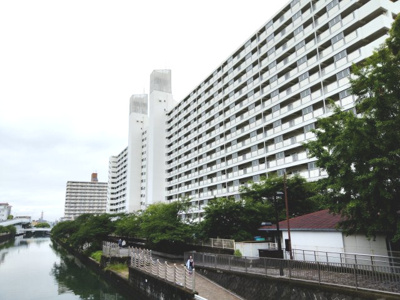 【外観】 | 関目北すみれハイツ2号棟 | 近くには川が流れ川沿いをお散歩する方も見られます。
