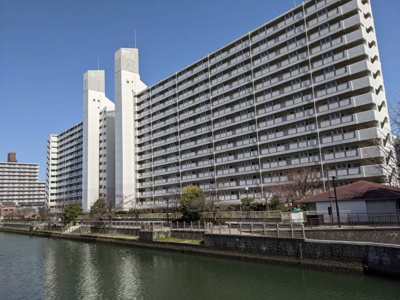 【外観】 | 関目北すみれハイツ2号棟 | ◎「新森古市駅」まで徒歩8分！！
◎スーパー「マルヤス」まで徒歩7分♪
◎小中学校まで10分圏内で無理なく通学できますね♪