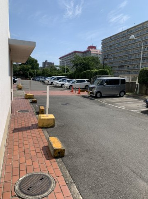 【駐車場】 | 関目北すみれハイツ2号棟 | マンション西側には平面駐車場がございます。