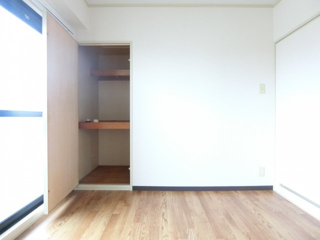 麻野ビルの洋室