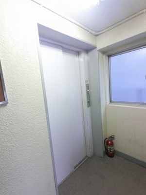 【その他共用部分】 | 天王町ハイツ | お買い物時やベビーカーの出し入れに便利なエレベーター付です。