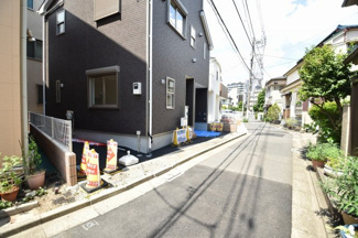 【前面道路含む現地写真】 | 前面道路の交通量は少なめで、小さなお子様にも安心の立地です。