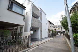 【前面道路含む現地写真】 | 近くには小・中学校があり子育てしやすい環境です！