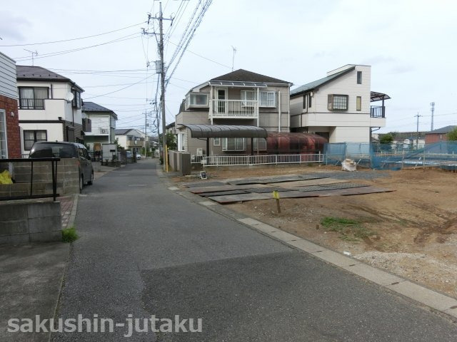 高津　売地の前面道路含む現地写真|高津　売地　実測41.59坪　公道面　建築条件なし　南側は隣地通路につき陽当り良好　開放的な立地　