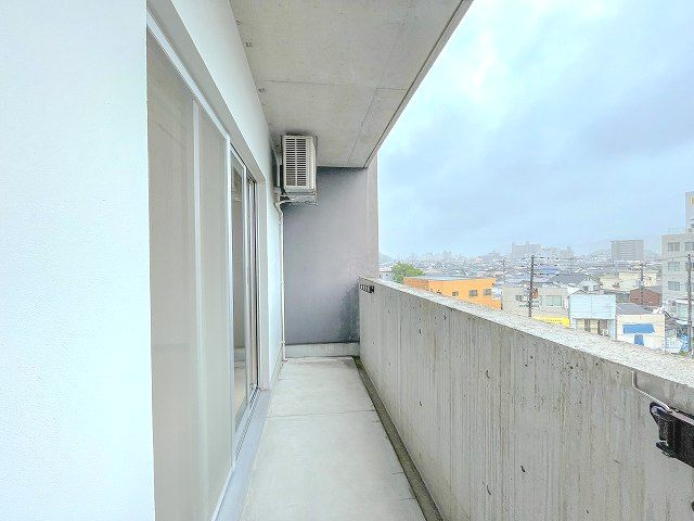 アスターハウスのバルコニー|暖かな日差しのふりそそぐバルコニー