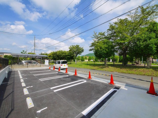 ソレアード泉川Cの駐車場