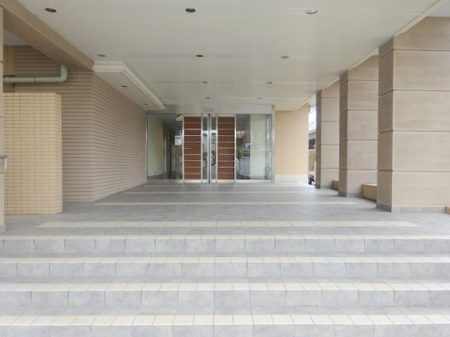 レヴィール八潮グランステージのエントランス|大瀬小学校徒歩5分のエリアです。