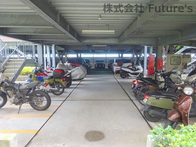 レヴィール八潮グランステージの駐車場|駐車場完備です。