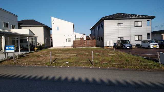 【成約済み】亀田向陽3　売地(A)の外観|道路が南西側に位置し、冬季には前面道路を除雪（令和5年12月）してくれるので雪掻き等の手間は省けそうですね。