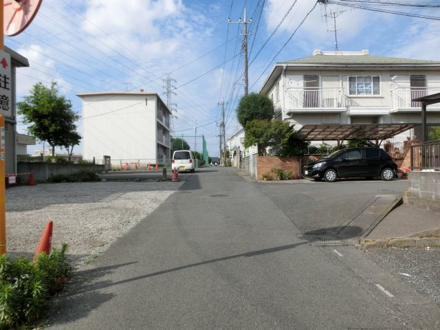 鴻巣市宮前の売地の前面道路含む現地写真