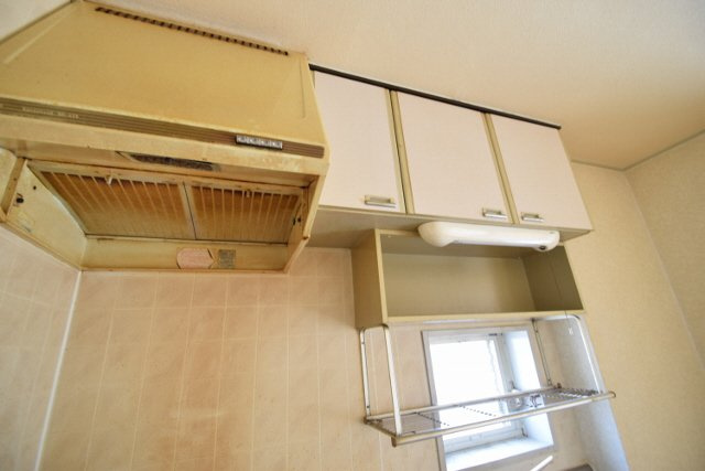 グランディール夏見台のキッチン|キッチン上部に棚あります