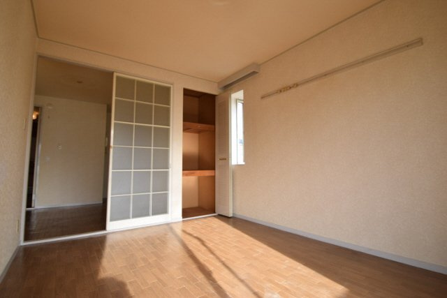 グランディール夏見台の居間・リビング|角部屋で明るいです