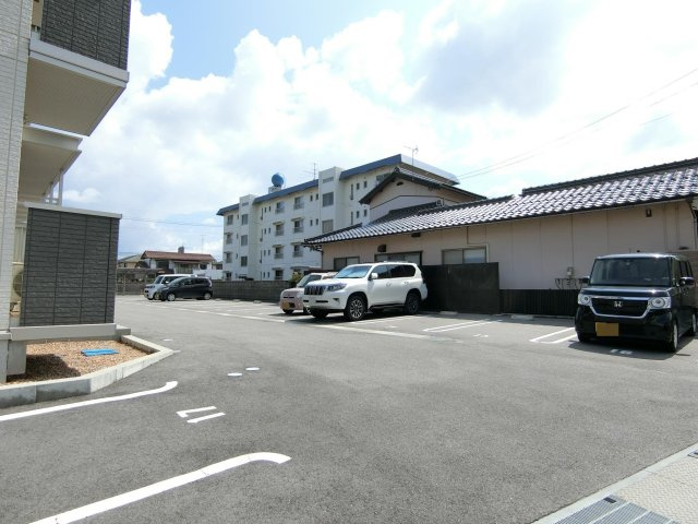 フォンテーヌ目久美の駐車場