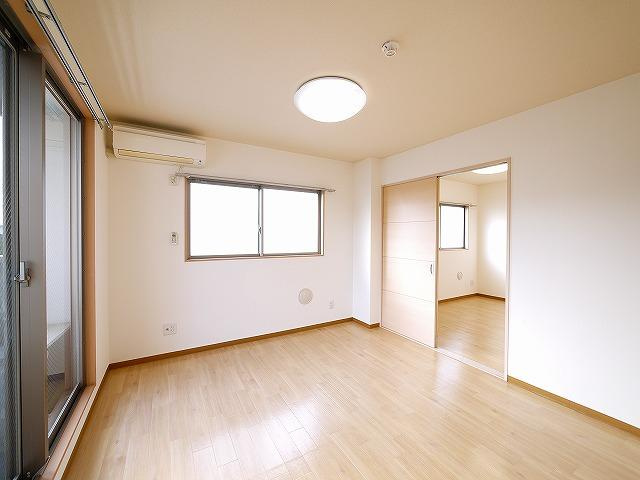 エクセレント天理の居間・リビング|照明付きで初期費用がお得です