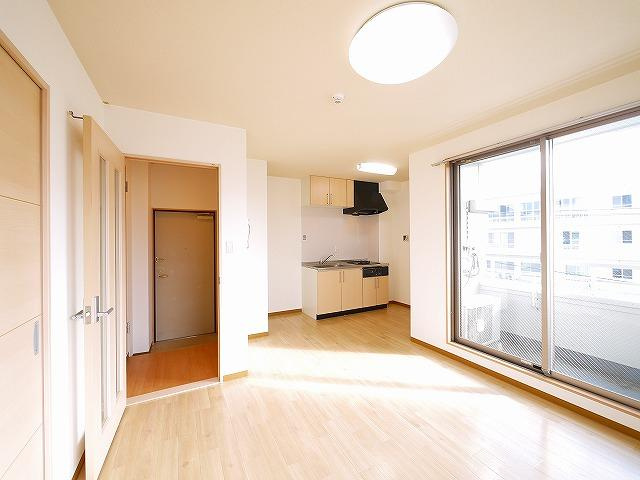エクセレント天理の居間・リビング|窓が大きく大変明るいお部屋