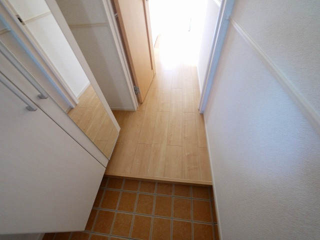 メゾン　エトワールⅡの玄関|収納もある玄関です