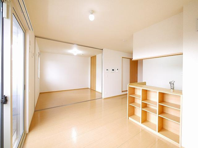 グランディール（青野町）の内装|明るい室内です