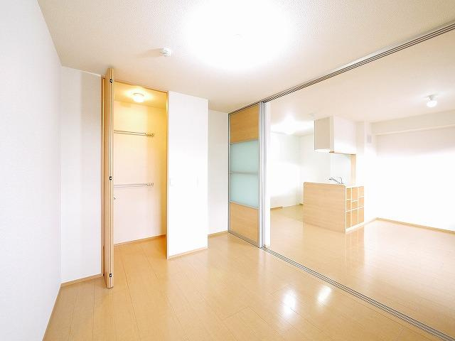 グランディール（青野町）の洋室|仕切りを収納すると広々空間に早変わり