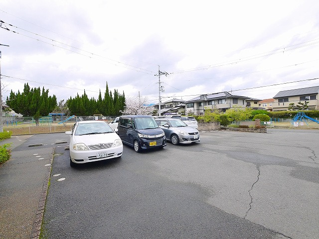 グランディール六条緑町の駐車場
