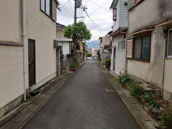 【前面道路含む現地写真】 | 山科区北花山寺内町　中古テラスハウス（賃貸オーナーチェンジ）