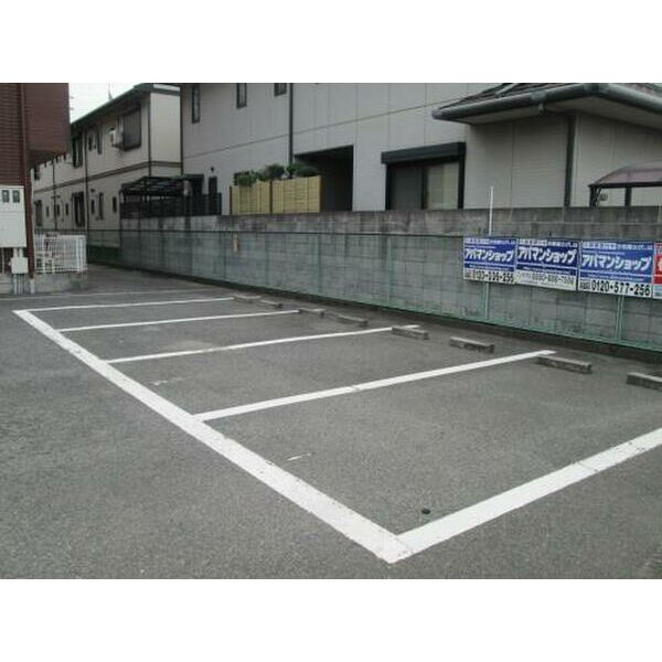 岸和田市吉井町２丁目のハイツの駐車場|駐車場に車を止められます