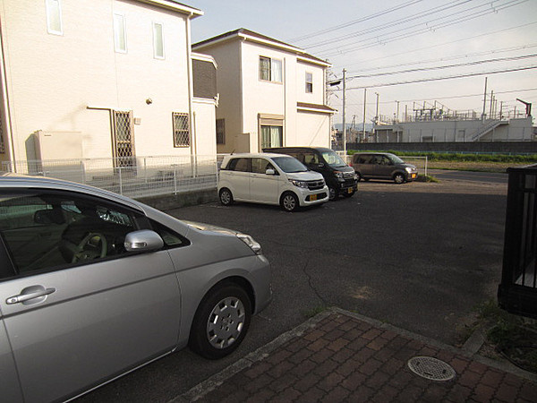 ウィンディアコスモスAの駐車場|駐車場があるので、車を買う予定の方も安心です