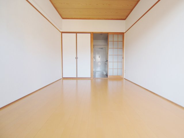 カーサ南大正の洋室