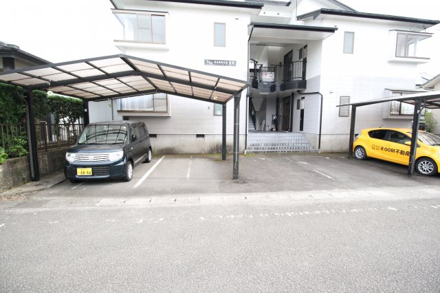 ガーデンKHの駐車場