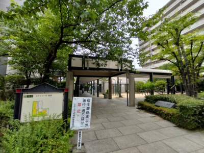 【周辺】 | シティコーポ鴫野2号棟 | 緑もあり綺麗なエントランスです。