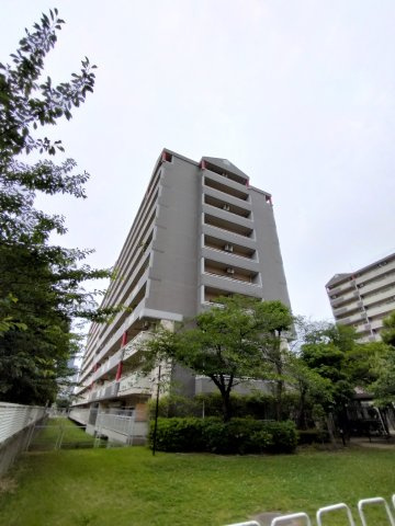 シティコーポ鴫野2号棟の外観|別角度の外観です。
鴫野小学校までは徒歩2分！！城陽中学校まで徒歩4分！！お子様の通学が安心。